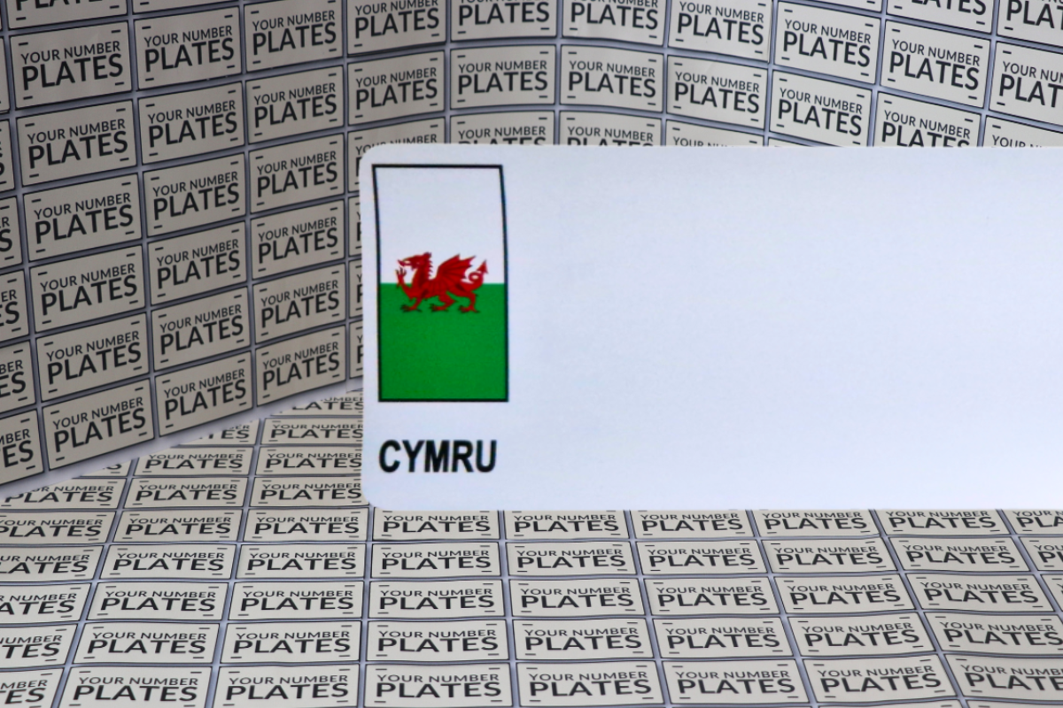 white numbe plate reflective with welsh flag
